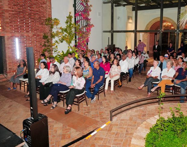 El conversatorio reunió a expertos para debatir la herencia taína en el carnaval
dominicano.