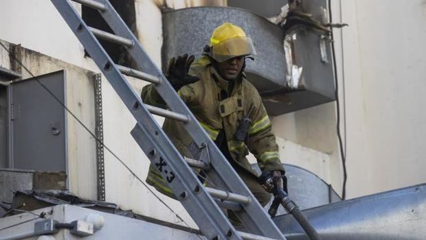 Un bombero trabaja en la extinción del incendio en la estación de televisión Canal Sol, en Santo Domingo, República Dominicana.