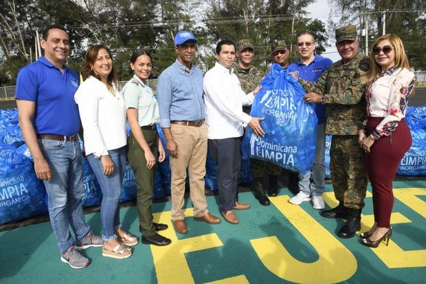 El Ejército de República Dominicana entrega a la Cervecería Nacional Dominicana 18,600 libras de plásticos recolectados en jornadas realizadas por estudiantes del Politécnico san Miguel Arcángel.