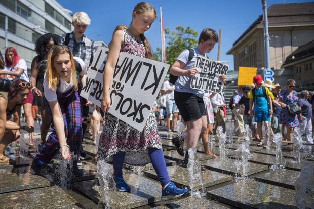 Jóvenes de todo el mundo piden más acción contra el clima tras informe ONU.