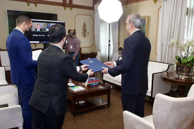 Por primera vez presidente Luis Abinader recibió virtualmente Cartas Credenciales de siete embajadores.
