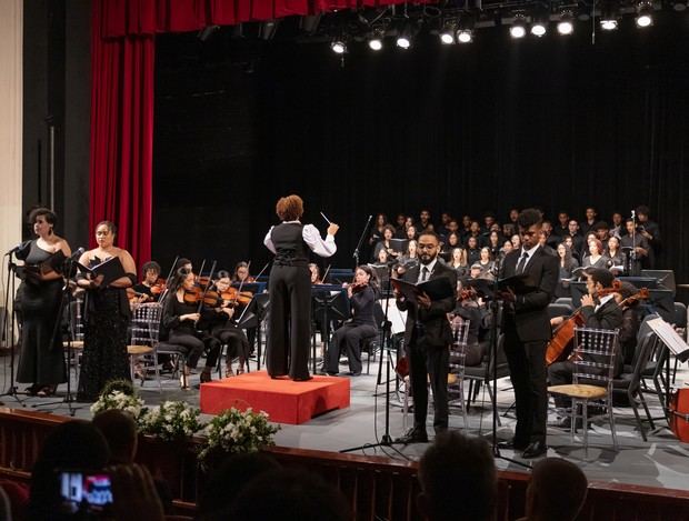 La Orquesta Sinfónica Juan Pablo Duarte y el Coro de Conciertos del Conservatorio.