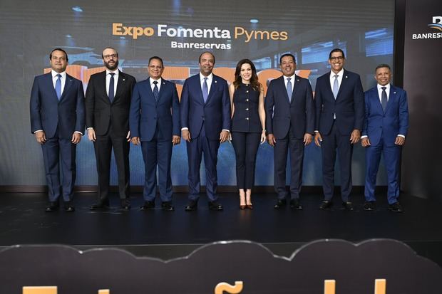 Samuel Pereyra, presidente ejecutivo de Banreservas; y Jorge Morales,
viceministro de Fomento a las Pymes, encabezan el lanzamiento Expo
Fomenta Pymes, acompañados por los ejecutivos de la entidad financiera
José Almonte, Francisco Elías, Noelia García de Pereyra, Ysidro García, Pablo
de la Rosa y Juan Carlos García.