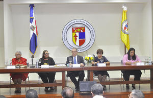 Mesa de Honor Carmen Duran, Mildred Guzmán Madera autora, David Álvarez, vicerrector PUCMM; Alina Bello y Luisa Navarro.