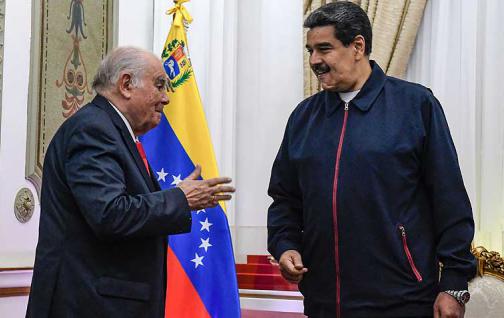 Maduro se reúne en Caracas con el asesor de la UE para la crisis venezolana.