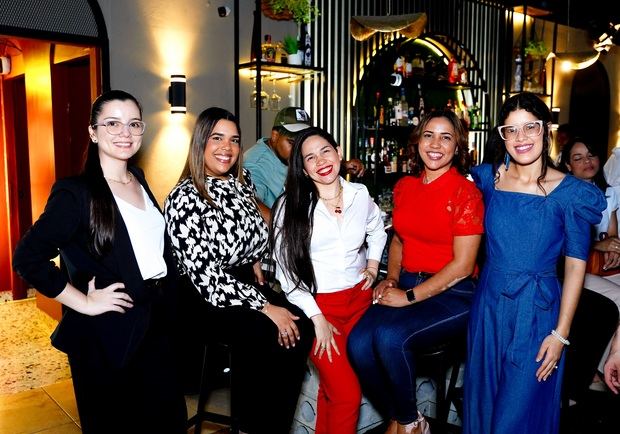 Andrea Pereira, Indhira Dorrejo, Ruth Guevara, Isamar Villalona y Emely Polanco.