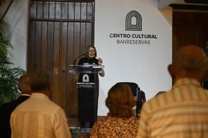 Marianne de Tolentino, crítica de arte y ensayista, habla sobre la obra Aquiles Azar.
El Poeta.