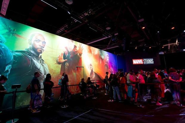 Asistentes a la macroconvención D23 de Disney fueron registrados el pasado viernes al hacer fila antes de ingresar a la experiencia Marvel, en el Convention Center de Anaheim, California, EE.UU.