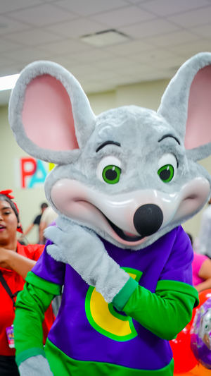 Mascota Chuck E Cheese.