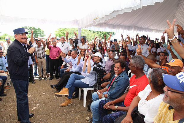 Danilo continúa obra Juan Bosch en favor de carceleros y dispone reactivación agrícola además de la entrega de obras y títulos propiedad.