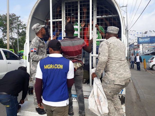 Migración apresa a 404 haitianos indocumentados en Bávaro.