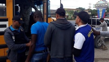 Dirección General de Migración deporta 895 indocumentados haitianos.