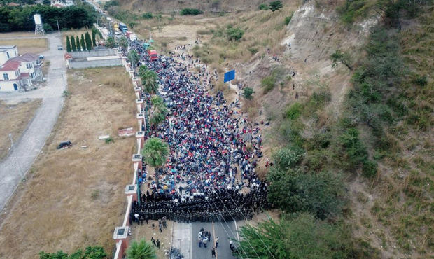 Guatemala contiene con fuerza una caravana migrante y bloquea el paso hacia México.