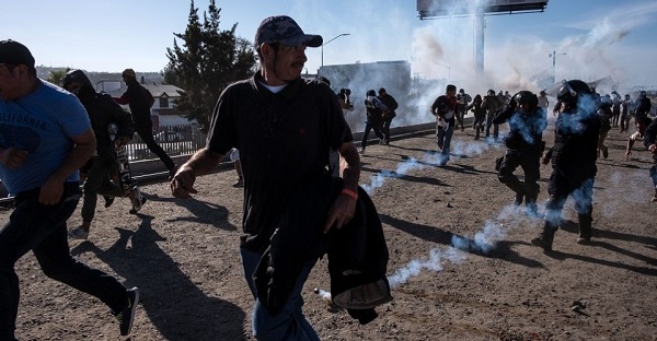 Gases lacrimógenos empleados ante migrantes centroamericanos