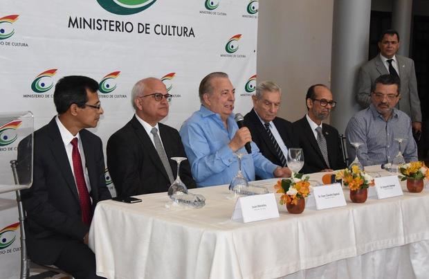 El ministro de Cultura, arquitecto Eduardo Selman, en el centro de la mesa de honor.  De derecha a izquierda los viceministros Juan Morales, seguido por Cayo Claudio Espinal, Carlos Santos y Federico Henríquez Gratereaux.