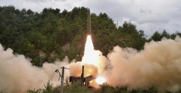 Corea del Norte lanza un misil sin identificar hacia el mar de Japón.