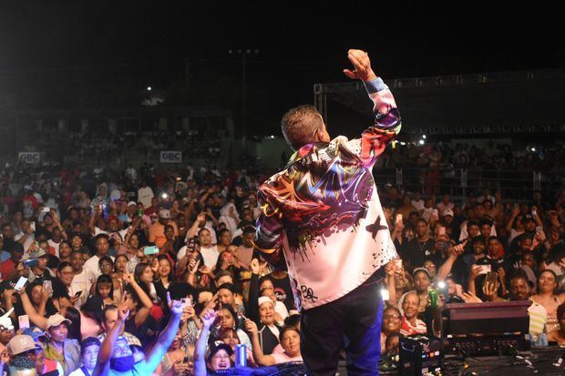 Héctor Acosta 'El Torito' regresa a los escenarios con emotivo concierto en Higüey