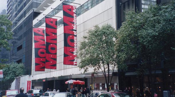 Más de 30 artistas piden al MoMA que corte lazos con empresas controvertidas.