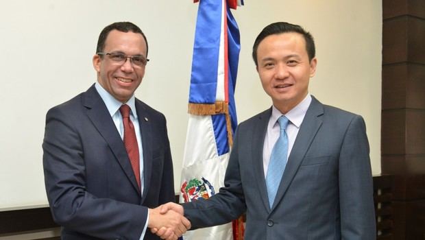 El ministro Andrés Navarro, y el embajador de China en el país, Zhang Run. 