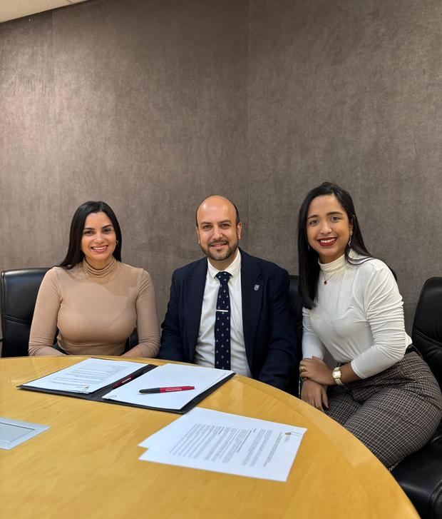 Maité De León, directora del Cathedral Community School, Julio Reza director promoción internacional en la Universidad Panamericana de México y Lorena Trinidad, directora del Cathedral International School en la firma del convenio.