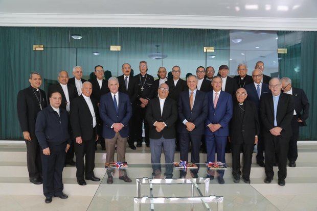 El presidente Danilo Medina sostuvo un encuentro con los obispos dominicanos.