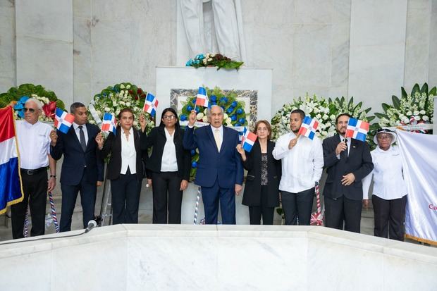 Deposito de ofrenda floral en el Altar de la Patria.