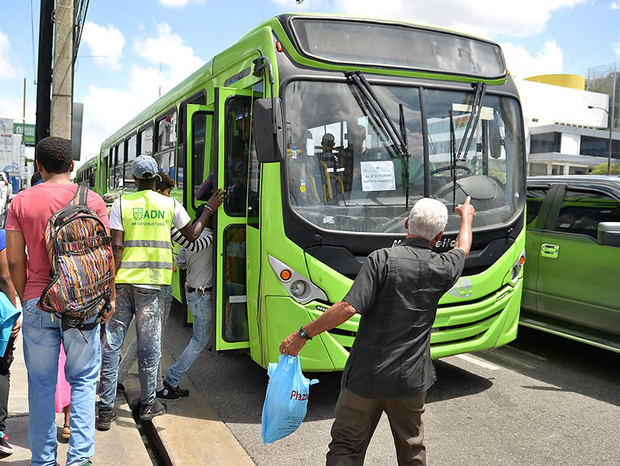 La OMSA higieniza sus autobuses y distribuye información sobre coronavirus.