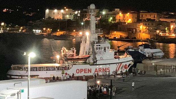 La lenta agonía del 'Open Arms' concluye con el desembarco en Lampedusa.