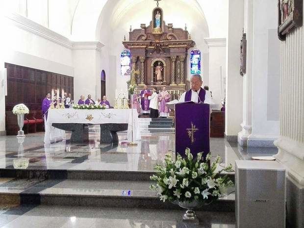 Padre Disla oficia misa en la iglesia Santiago Apostol.