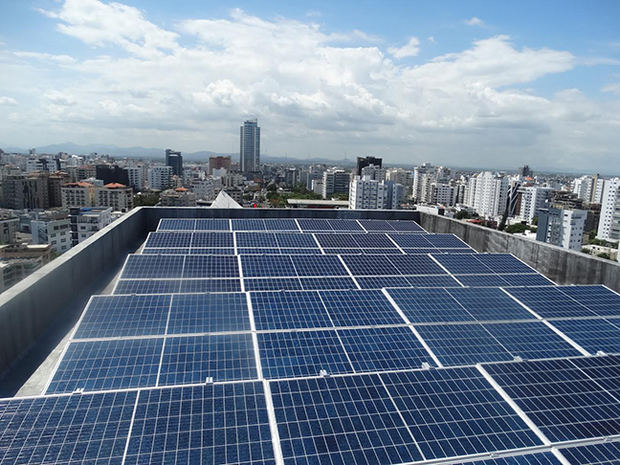 El sistema cuenta con 106 paneles fotovoltaicos y cuatro inversores para inyectar energía renovable a las oficinas del CNCCMDL y a las áreas comunes del edificio Friusa.
