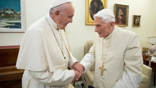 Papa Francisco y Benedicto XVI.