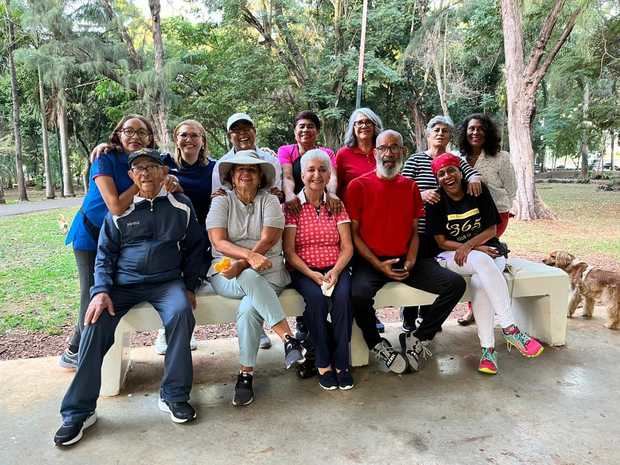 Ana Angélica Moreno y Margarita Mendoza junto a participantes en el té navideño.