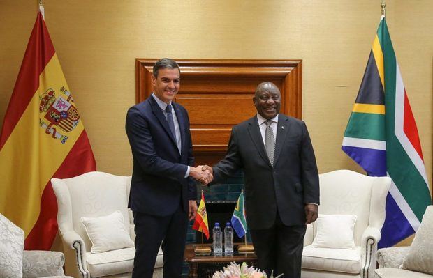 El presidente del Gobierno, Pedro Sánchez (i), junto a su homólogo sudafricano, Cyril Ramaphosa, hoy en Pretoria. 