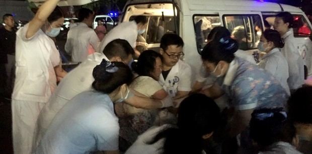 Personal médico atiende a un herido en un hospital local después del fuerte terremoto.