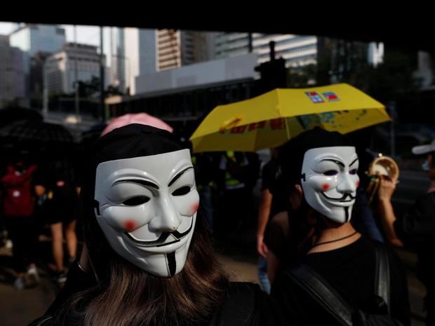 Hong Kong, paralizado tras una noche de caos y desafío con máscaras.