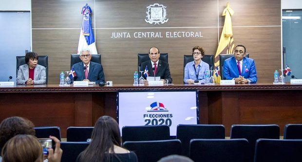 Junta Central Electoral (JCE) aprobó este lunes extender los plazos para el conocimiento de solicitudes de fusiones, alianzas o coaliciones y para la presentación de propuestas de candidaturas.