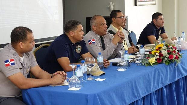 El director Central Antinarcóticos, Dican, de nuestra Policía Nacional, encabezó este domingo una reunión en el Club para Oficiales con el personal de ese organismo antidrogas.