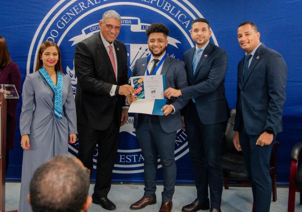 Ministerio de la Juventud honra a jóvenes dominicanos en el exterior durante ceremonia en Nueva York