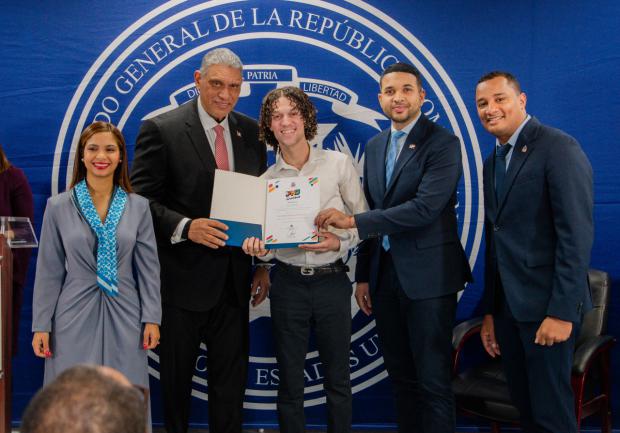 Ministerio de la Juventud honra a jóvenes dominicanos en el exterior durante ceremonia en Nueva York