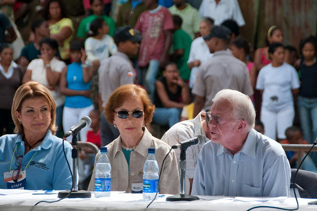 De izquierda a derecha, Cesarina Fabián, Rosalynn Carter y Jimmy Carter