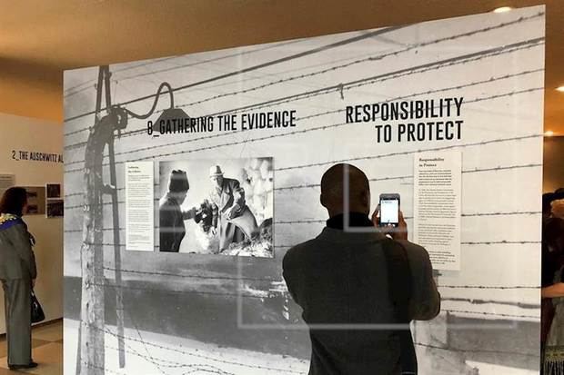 Un visitante fue registrado este lunes al fotografiar un texto que hace parte de la exposición 'Seeing Auschwitz', en la sede de las Naciones Unidas en Nueva York (EE.UU.). 
