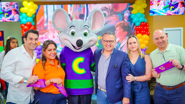 Salomón Cohen, Keila Eguren, la mascota Chuck E. Cheese, Leo Castellón, Karina Gutierrez de Castellón y Fausto Bójirquez.