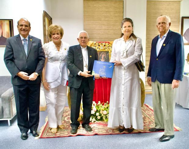 Julio César Castaños, Velkys de Castaños, S.E.R. Mons. José Dolores Grullón Estrella, Sonia Villanueva de Brouwer y Rafael Bisonó (Don Tato).