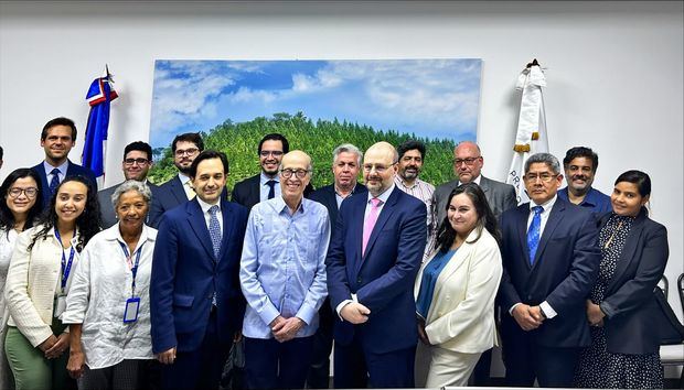 Max Puig, recibió a los miembros de la misión del Fondo Monetario Internacional (FMI) que visita al país .