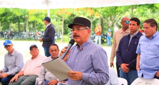 Presidente Danilo Medina durante  su visita sorpresa a los caficultores de Villa Trina, Espaillat y pescadores de Sabana del Puerto, Monseñor Nouel.