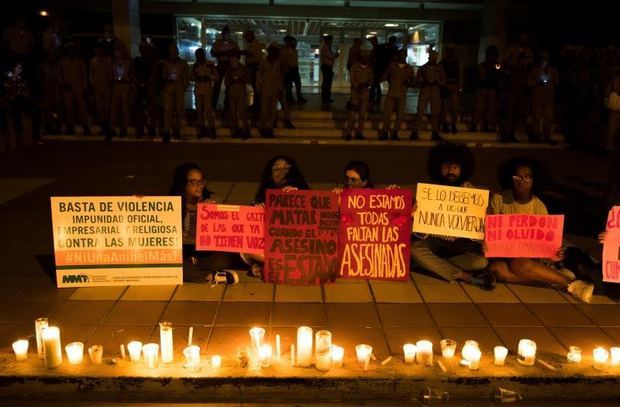 Manifestantes fueron registrados este lunes al encender velas y mostrar pancartas en contra de los feminicidios y la violencia machista en República Dominicana, frente a la sede de la Procuraduría General de Justicia, en Santo Domingo, Rep. Dominicana. 