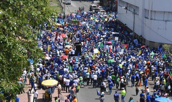 Cientos de dominicanos convocados por la Coalición Democrática protestan este domingo contra la corrupción, la impunidad y una eventual reforma de la Constitución que habilite al presidente Danilo Medina para optar a un tercer mandato en la selecciones de mayo del próximo año, en Santo Domingo, República Dominicana.