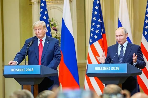 El presidente estadounidense, Donald J. Trump (i), y su homólogo ruso, Vladimir Putin (d), ofrecen una rueda de prensa conjunta.
