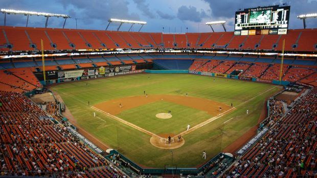 El primer estadio que tuvieron los Marlins era el entonces Joe Robbie Stadium, el que compartieron con los Miami Dolphins de la NFL.