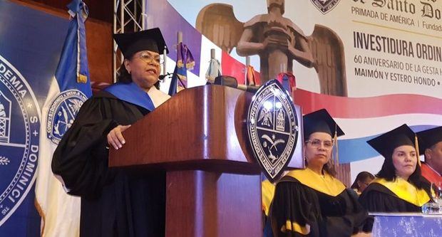 La rectora de la Universidad Autónoma de Santo Domingo (UASD), doctora Emma Polanco Melo, pronuncia el discurso central del acto de investidura ordinaria de grado, celebrado en el Aula Magna de la UASD.